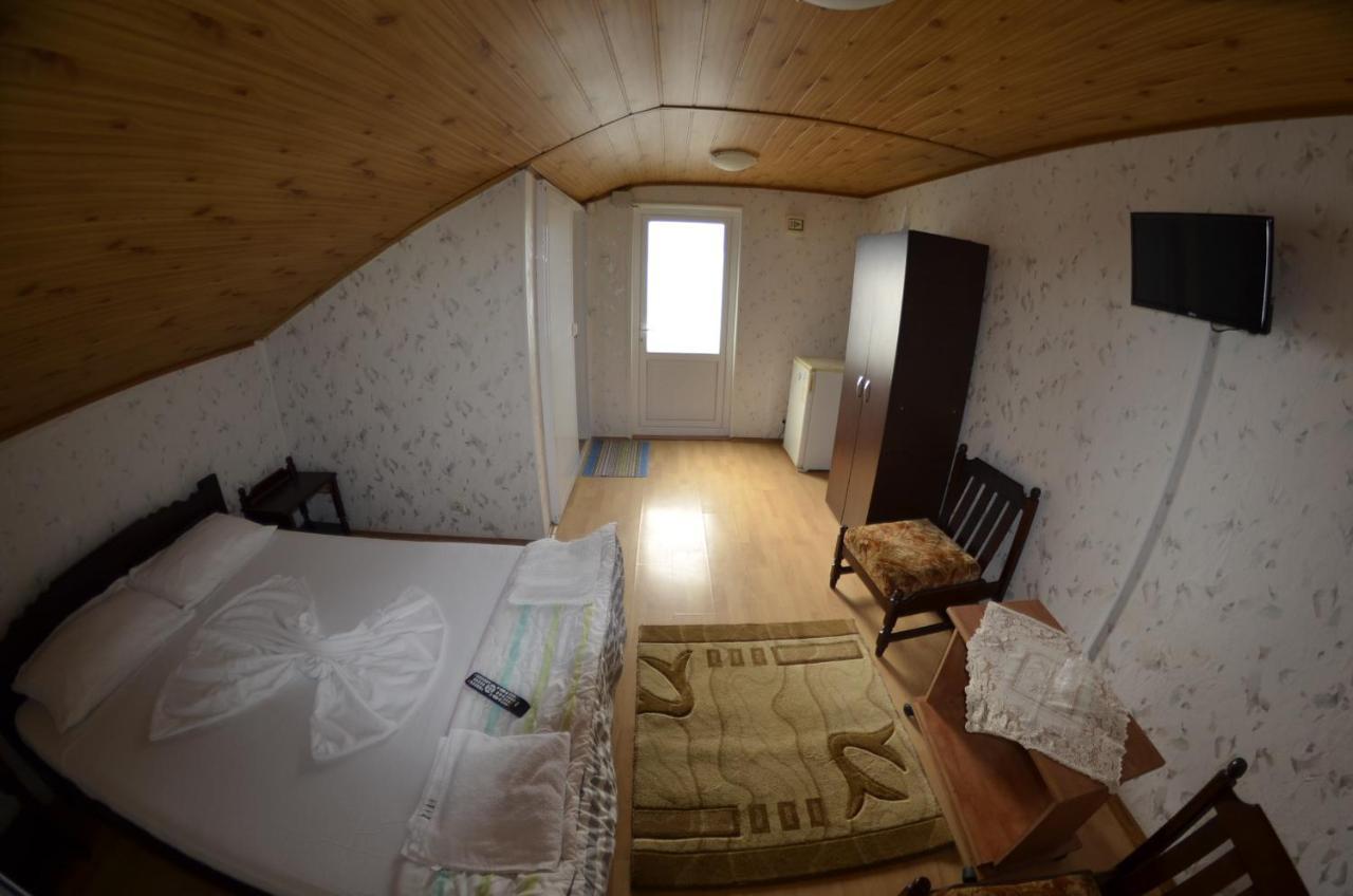 Casa Bucuria Hotel Костинещи Екстериор снимка