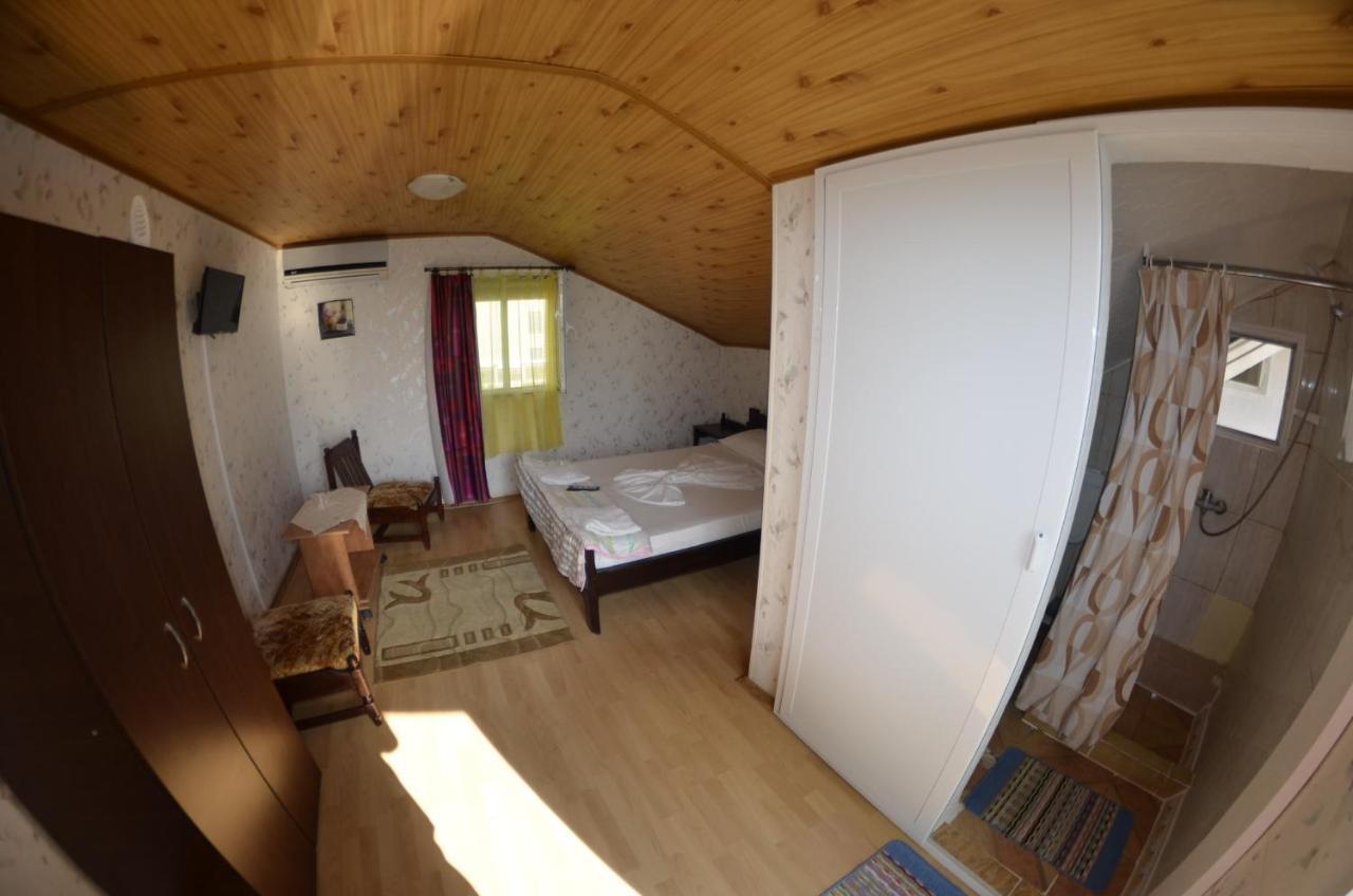 Casa Bucuria Hotel Костинещи Екстериор снимка